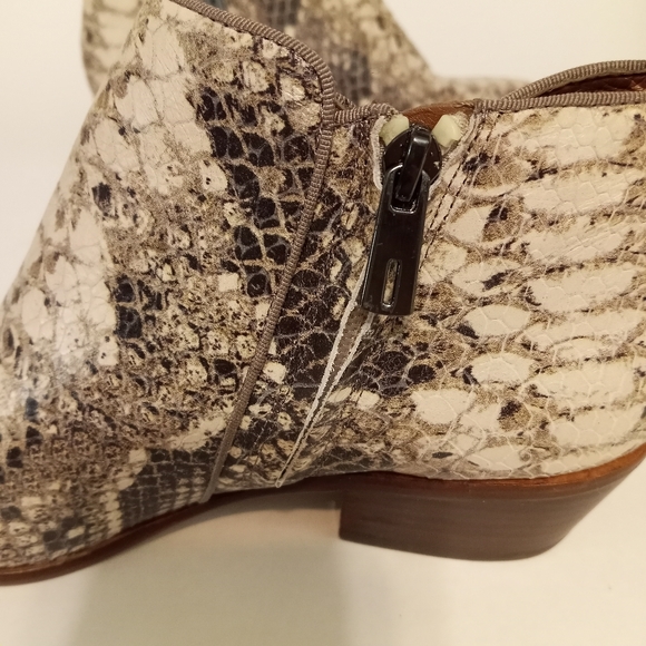 SAM EDELMAN Petty Snake Skin Ankle Booties in 7.5 Excellent Condition - Picture 8 of 10